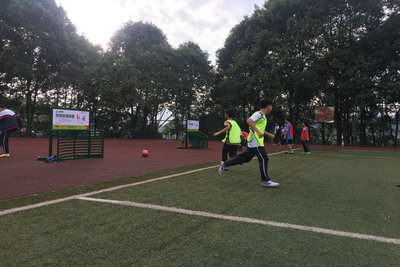 广东红旗体育用品有限公司为麻江县龙山中学捐赠一批足球训练器材